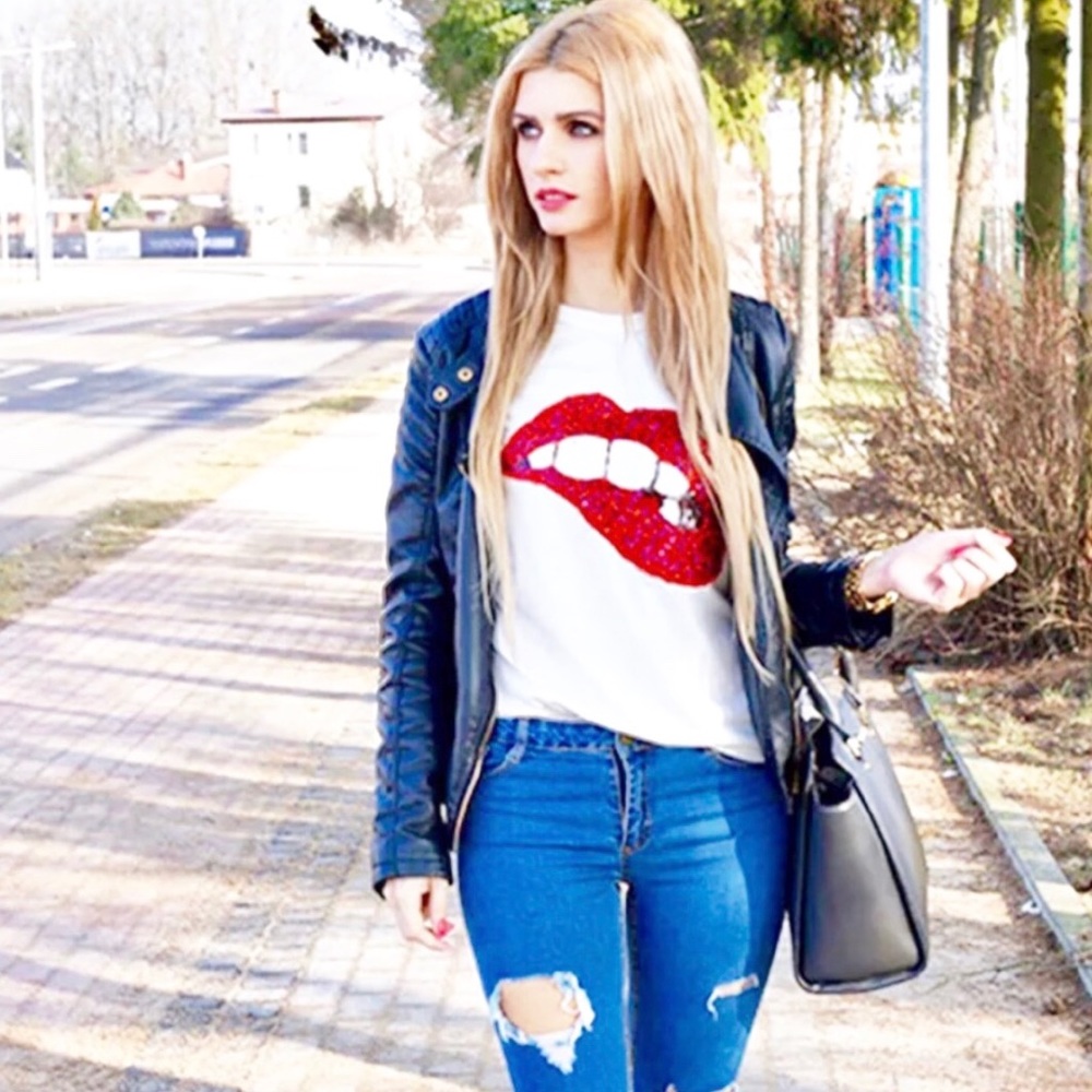 NEW..! Women’s M White T-Shirt RED LIPS👄GLITTER - Picture 1 of 8